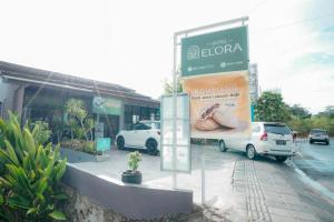 纳闽巴霍El Ora Hotel & Eatery Labuan Bajo的停在店前的汽车商店的标志