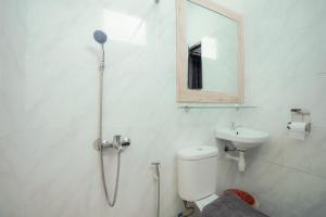 纳闽巴霍El Ora Hotel & Eatery Labuan Bajo的带淋浴、卫生间和盥洗盆的浴室