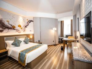 蚌埠格林东方蚌埠淮上区政府国购广场丽景天成酒店的酒店客房设有一张大床和一台电视。