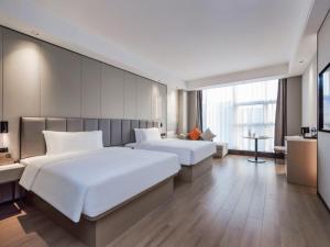 重庆格林东方重庆江北国际机场鹿山地铁站酒店的酒店客房设有两张床和大窗户。