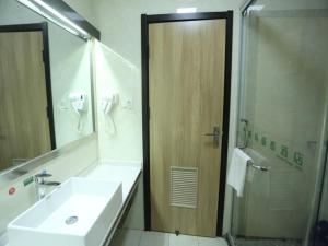 安庆格林豪泰安庆市迎宾东路高铁站客运中心酒店的浴室配有盥洗盆和带镜子的淋浴