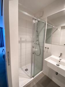 乌斯特龙Ośrodek Tulipan的带淋浴和盥洗盆的浴室