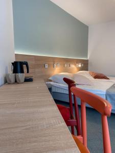 乌斯特龙Ośrodek Tulipan的酒店客房带两张床和一张桌子以及椅子。