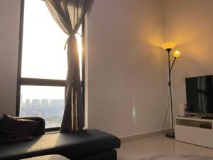 塞贝维Islamic Santai Santai Homestay - Centrus Soho Cyberjaya的带沙发和窗户的客厅