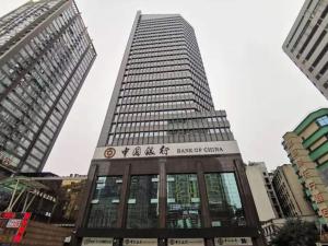 重庆格林东方重庆解放碑儿童医院酒店的前面有标志的高楼