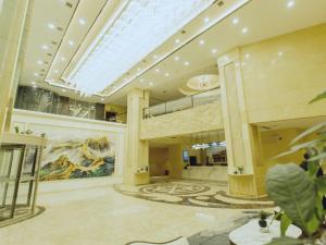 Yinzhan格林东方都匀瓮安县锦美时代汽车站酒店的大楼内带天窗的大型大堂