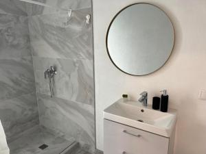 帕兰加Seaside apartments的白色的浴室设有水槽和镜子