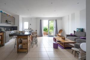 NaveilLa Guinebaudière - Maison avec terrasse的厨房以及带沙发和桌子的客厅。