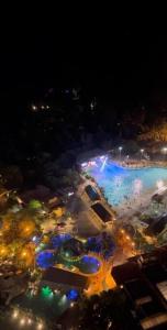 淡文Happy Home Sunway Onsen hi-floor theme park view Lost World of Tambun的夜晚海滩的空中景色