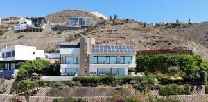 托罗克斯科斯塔Vive tu sueño的山顶上带太阳能电池板的房子