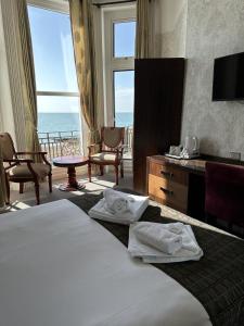 伊斯特布恩格拉斯顿伯里酒店的酒店客房,设有一张床铺,享有海景
