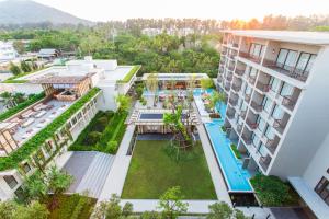 奈扬海滩Proud Phuket Hotel, Naiyang Beach的享有酒店庭院的空中景致