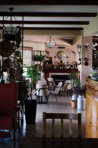 BurreliHotel Vila Bruci的一间带桌椅的房间和一间用餐室