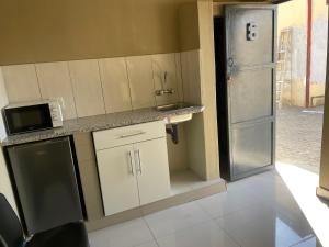 MtubatubaKang B&B的一间带水槽和冰箱的小厨房