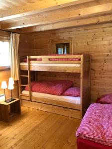 Praz-de-FortChalet with style in the beautiful Val Ferret的小木屋内一间卧室配有两张双层床
