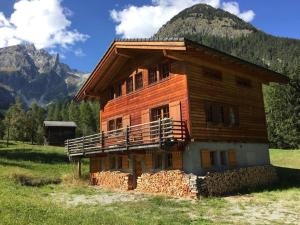 Praz-de-FortChalet with style in the beautiful Val Ferret的山地中的木屋