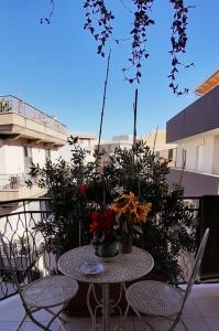 安德里亚Le mille e una Puglia - Stories and Experiences的阳台上的桌椅上放着鲜花