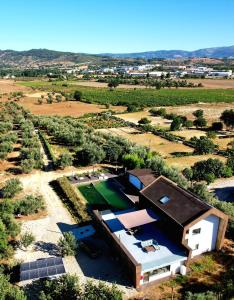 科维良Quinta da Sra Marocas的享有带网球场的房屋的空中景致