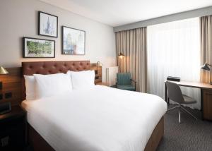 爱丁堡干草市场先瑞酒店的酒店客房设有一张大床和一张书桌。