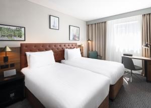 爱丁堡干草市场先瑞酒店的酒店客房配有两张床和一张书桌