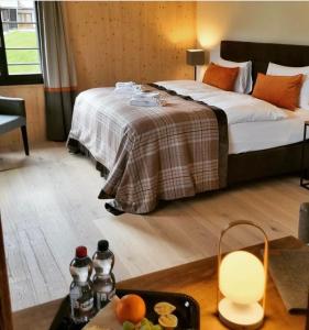 格林德尔瓦尔德Eiger View Alpine Lodge的一间酒店客房,配有一张床和一盘食物