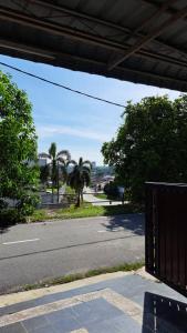 峇株巴辖Aaira Sophea Islamic Homestay的一条空的街道,在路边种有棕榈树