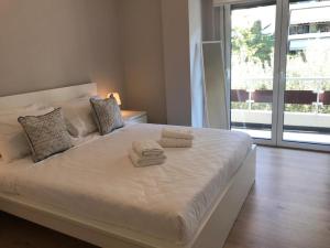 雅典Spacious Apartment In N. Smirni的一张白色的床,上面有两条毛巾
