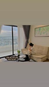 归仁Căn hộ khách sạn gần biển TMS Luxury Quy Nhơn - Hanna House的坐在客厅沙发上的女人