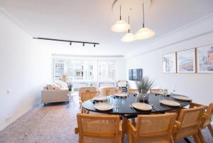 奥斯坦德Luxury Design Apartment with free private parking的一间用餐室,配有黑色的桌子和椅子