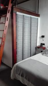 加拉奇科Vivienda Vacacional San Roque, 30的一间卧室设有大窗户,床边设有梯子