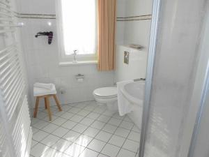 塞巴特阿尔贝克Ferienwohnung 1_06 _Inselstrand_的白色的浴室设有卫生间和水槽。
