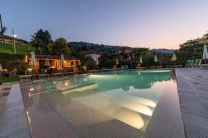 斯特雷萨德拉托雷酒店的度假村的一个大型游泳池