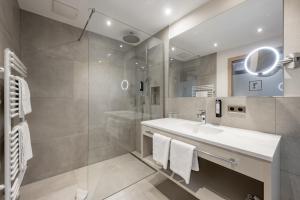 索尔登rechenau LIVING & RELAX的一间带水槽和淋浴的浴室