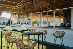 圣玛丽亚港波多雪利酒店的一个带桌椅的庭院和一间酒吧