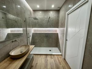 兰佩杜萨Alma Rooms的一间带水槽和淋浴的浴室