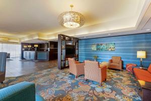 奥马哈Best Western Plus Midwest Inn的一个带沙发和椅子的酒店大堂