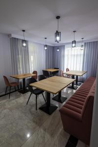 坎普朗莫道尼斯D&D Relax SPA Bucovina的一间设有桌椅和窗户的等候室