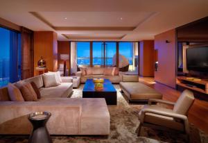 天津天津东凯悦酒店的带沙发和电视的客厅