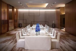天津天津东凯悦酒店的一间会议室,配有长桌子和白色椅子