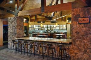 科罗拉多斯普林斯Cheyenne Mountain Resort, a Dolce by Wyndham的酒吧餐厅里的酒吧,酒吧的凳子