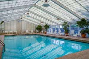 马什皮Southcape Resort Mashpee a Ramada by Wyndham的一个带玻璃天花板的室内游泳池