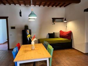 马萨马里蒂马Agriturismo Schiaccia Ghiande的一间房间,配有桌子和一张床