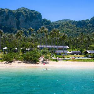 通塞海滩Tinidee Hideaway Tonsai Beach Krabi - SHA Extra Plus的海滩上的人