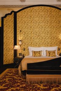 伦敦L'oscar London的一间卧室配有一张带花卉壁纸的大床