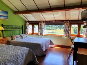 蒙多涅多Casa Bracamonte的一间卧室设有两张床和窗户。