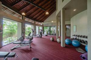 彭世洛帕坦拉Spa度假酒店的室内健身房设有跑步机和健身器材