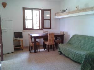 科尔萨诺Mirto的一间卧室配有桌椅和一张床
