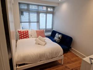 伦敦Lovely 1-Bed Apartment in London的一间小卧室,配有床和窗户