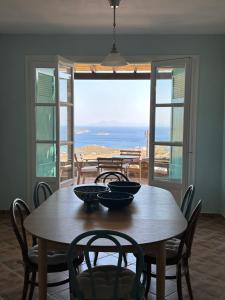 加夫里翁Villa Il Paradiso Andros的一张餐桌,享有海景
