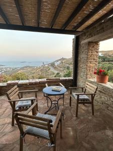 加夫里翁Villa Il Paradiso Andros的享有美景的庭院配有桌椅。